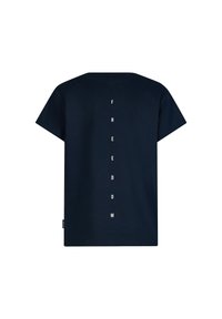 Diepblauwe katoenen T-shirt met korte mouwen. "FREEDOM" verticaal in het wit gedrukt op de achterkant. Met een klein label aan de zijkant.