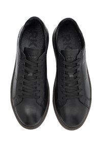 Sneakeri negri din piele cu o finisare netedă, vârf rotund și talpă din cauciuc întunecată în contrast. Prezintă șireturi plate și un logo pe limba sneakerilor.
