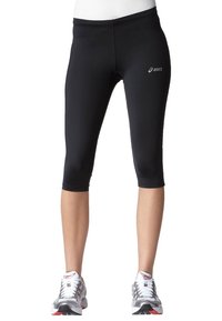 Czarne legginsy sportowe do pół łydki, wykonane z elastycznego materiału, z średnim stanem i logiem na lewym udzie.