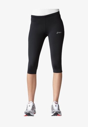 Leggings capri sportivi neri realizzati in tessuto elasticizzato, con vita media e un logo sulla coscia sinistra.