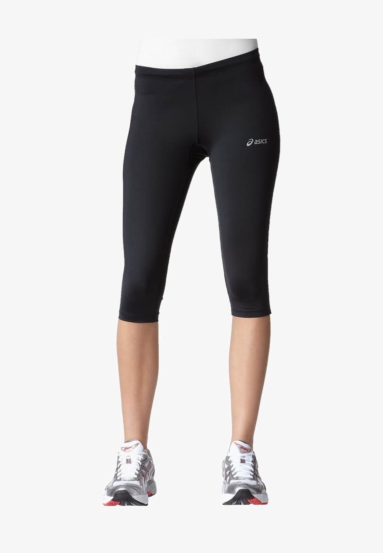 Czarne legginsy sportowe do pół łydki, wykonane z elastycznego materiału, z średnim stanem i logiem na lewym udzie.