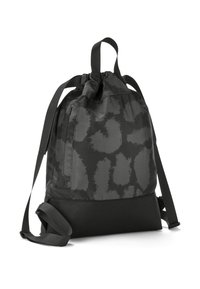 Rucsac negru cu şnur de strângere, având un model texturat, cu bretele din material şi o bază solidă neagră. Include un buzunar lateral cu fermoar.