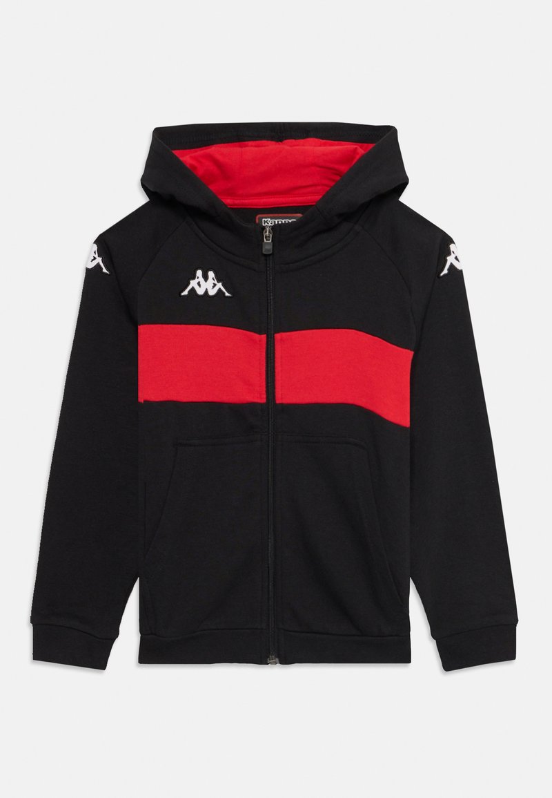 Zwart zip-up hoodie met een rode horizontale streep over de borst. Heeft een capuchon, twee voorkruiszakken en het Kappa-logo op de mouwen.