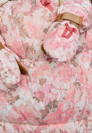 Blomsterpufferjakke i nuancer af pink med en glansfuld overflade. Har brune stropper og vanter, som fremhæver en blød, quiltet tekstur.
