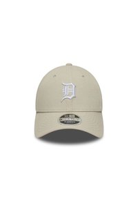 Beige Baseballmütze mit einem weißen gestickten "D"-Logo, gebogenem Schirm und strukturiertem Design. Der Stoff fühlt sich glatt und strapazierfähig an.