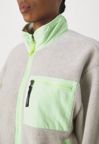 Patagonia Fliisjakk - oatmeal heather/salamander green