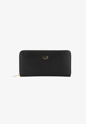 Cartera de piel negra con superficie texturizada, que presenta un acento de logo en tono dorado y cierre de cremallera en el borde superior.