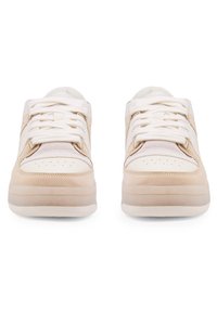 Beige színű sneakers, sima bőr és velúr kombinációjával, kerek orrával, perforált vánkkal, vastag fehér cipőfűzőkkel és párnázott talpával.