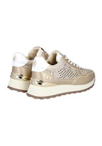 Zapatillas beige con cuero perforado, diseño de cordones, detalles en blanco y tacón dorado metálico sobre una suela texturizada.