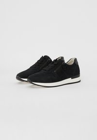 Baskets en suède noir avec un dessus texturé, un design à lacets, une fermeture éclair sur le côté et une semelle en caoutchouc blanche. Les accents comprennent un talon noir.