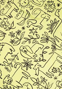 Tela estampada que presenta dibujos de líneas negras de varios animales y plantas sobre un fondo amarillo claro, mostrando diseños y texturas juguetonas.