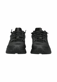 Pár černých sportovních bot s tlustými podrážkami a elastickými tkaničkami, zobrazených zepředu na bílém pozadí.