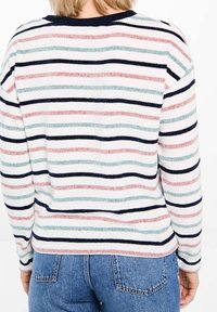 Sweter w paski z dzianiny w pastelowym różu, zieleni i granacie na białym tle. Posiada okrągły dekolt oraz ściągacze. Miękka tekstura.