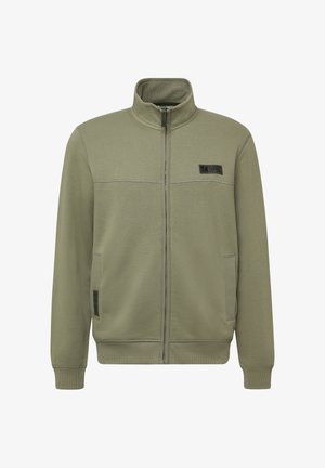 Olijfgroene ritsjack gemaakt van soepele stof. Kenmerken zijn een hoge kraag, zijzakken en een zwart logo op de linkerkant van de borst.