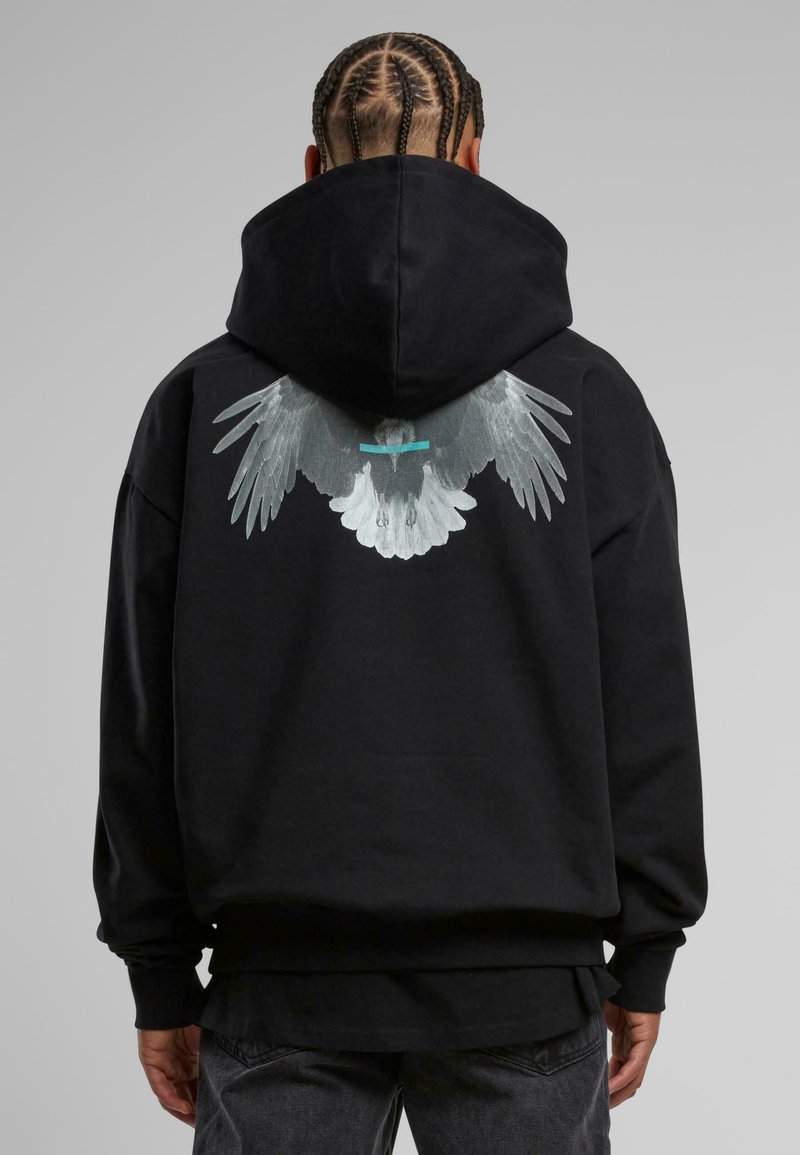 Sort hætte sweatshirt lavet af bomuld, med et stort grafisk tryk af grå vinger på ryggen. Løs pasform med ribbede manchetter.