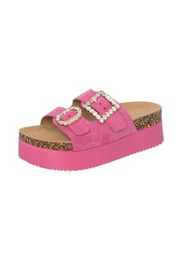 Roze leren platform sandalen met twee verstelbare banden voorzien van grote strassgespen en een verzoold kurk met textuur voor grip.