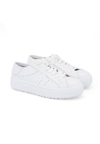Weiße Sneaker mit einem Obermaterial aus strukturiertem Leder, das über Belüftungslöcher für Atmungsaktivität verfügt, flachen Schnürsenkeln und einer dicken weißen Gummisohle.