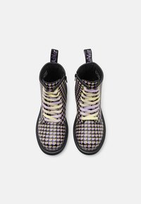 Černé bojové boty s lesklým povrchem, zdobené vzorem malých fialových a žlutých srdíček, s světle žlutými tkaničkami.