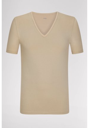 Camiseta de cuello en V beige con mangas cortas, textura suave y diseño ajustado. El material parece ligero y elástico.