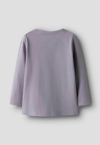 Langarmshirt in zacht lavendel katoen, met een ronde halslijn en een eenvoudig ontwerp zonder zichtbare logo's of patronen.