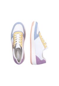 Twee sneakers in witte, lavendel, lichtblauwe en gele leer. Kenmerken zijn onder andere geperforeerde details, veters en een zijrits. Getextureerde zolen.
