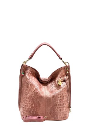 Sac à main en cuir rose texturé doux avec des ferrures dorées, poignée supérieure, bandoulière amovible, petit cadenas et un pendentif drapeau italien.