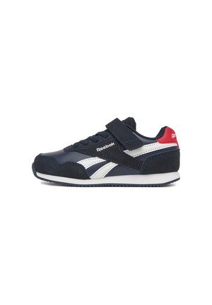 Granatowy but sportowy Reebok z białymi paskami, paskiem na rzep, czarnymi sznurowadłami oraz czerwoną patką z tyłu, widziany z boku na białym tle.