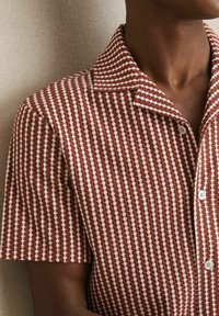 Reiss REGULAR FIT - TOWER TEXTURED-CUBAN-COLLAR - Vapaa-ajan kauluspaita - rust red white