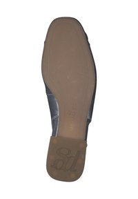 Suela de zapato con un acabado de goma marrón claro. Presenta una banda de rodadura texturizada y un logo en relieve. La parte superior es de color plateado metálico.