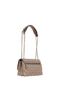 Bolso beige con patrones texturizados, doble asa de cadena, bolsillo frontal con cremallera, forma rectangular y acabado liso.