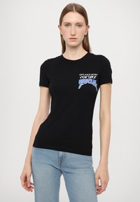 T-shirt in cotone nero con stampa grafica blu e bianca sull'area sinistra del petto. Maniche corte e design aderente.