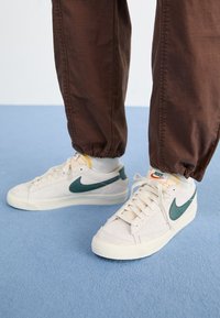 BLAZER 77 - Sporta apavi - phantom/vintage green/pale ivory/team orange