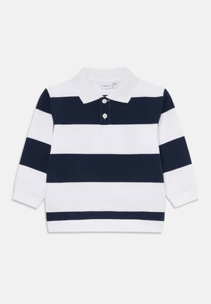 Marineblauwe en witte gestreepte longsleeve polo met een kraag en twee knopen, weergegeven tegen een eenvoudige achtergrond.