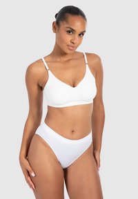 Witte bh met een zachte textuur en een diepe V-hals, gecombineerd met witte geribbelde hoge taille slipjes, met verstelbare schouderbandjes en een minimalistisch design.