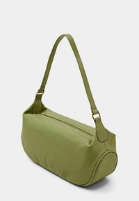 Grøn skuldertaske i kunstlæder med rund form, lynlåslukning øverst og en enkelt justerbar strop med guldfarvede hardware-detaljer.