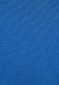 Tela de algodón azul con un acabado suave y texturizado. La superficie presenta un patrón de estrías sutil y uniforme en toda su extensión.