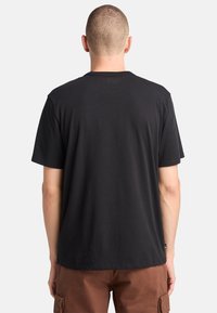 Sort kortærmet t-shirt lavet af bomuld; har en klassisk rund halsudskæring og en afslappet pasform. Ingen synlige logoer eller mønstre.