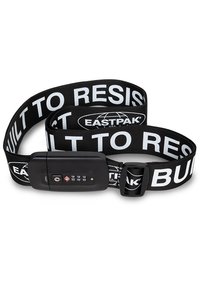 Svart elastisk bagagesträng med "BUILT TO RESIST" tryckt i vitt. Har en kombinationslås och en märkesloggad svart plastspänne.