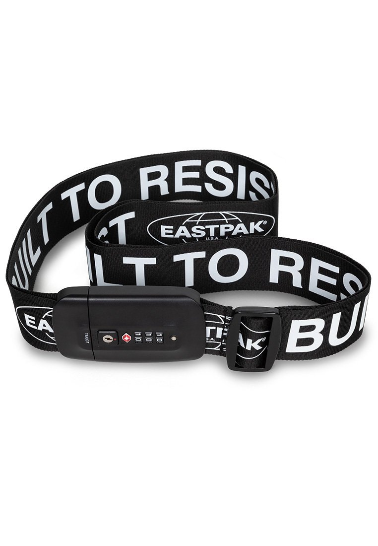 Svart elastisk bagagesträng med "BUILT TO RESIST" tryckt i vitt. Har en kombinationslås och en märkesloggad svart plastspänne.