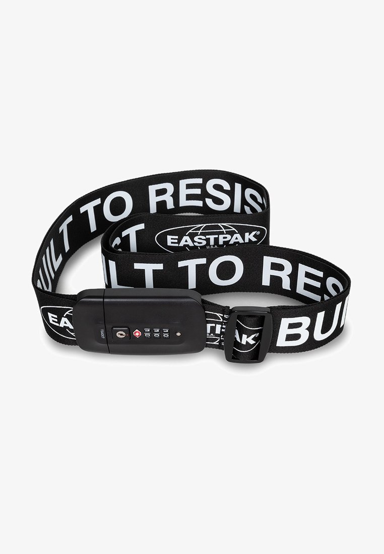Černý elastický popruh na zavazadla se nápisem "BUILT TO RESIST" vytištěným bílou barvou. Obsahuje kombinovaný zámek a značkovou černou plastovou sponu.
