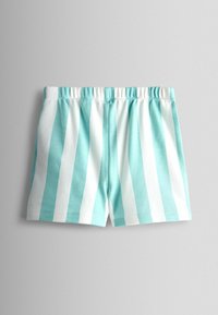 Dziecięce spodenki z pionowymi paskami w kolorze miętowo-zielonym i białym oraz elastyczną talią na szarym tle.