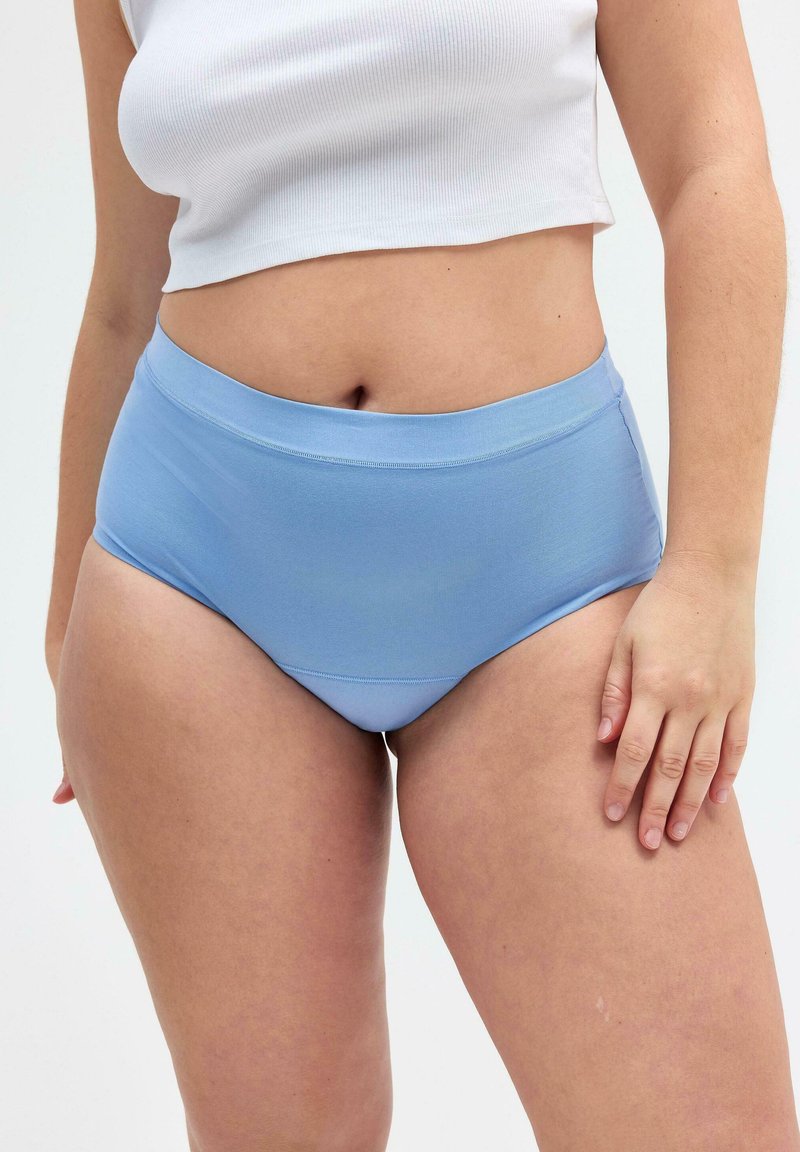 Mutande azzurre chiare a vita alta realizzate in tessuto morbido e stretch; presentano un elastico liscio e un design minimalista senza motivi.