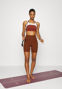 Nike Performance THE YOGA LUXE SHORT - Leggings - oxen brown/iron grey
