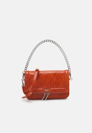 Bolso de mano de cuero marrón con asa de cadena plateada, bolsillo frontal con cremallera y pequeño logo alado en la solapa.