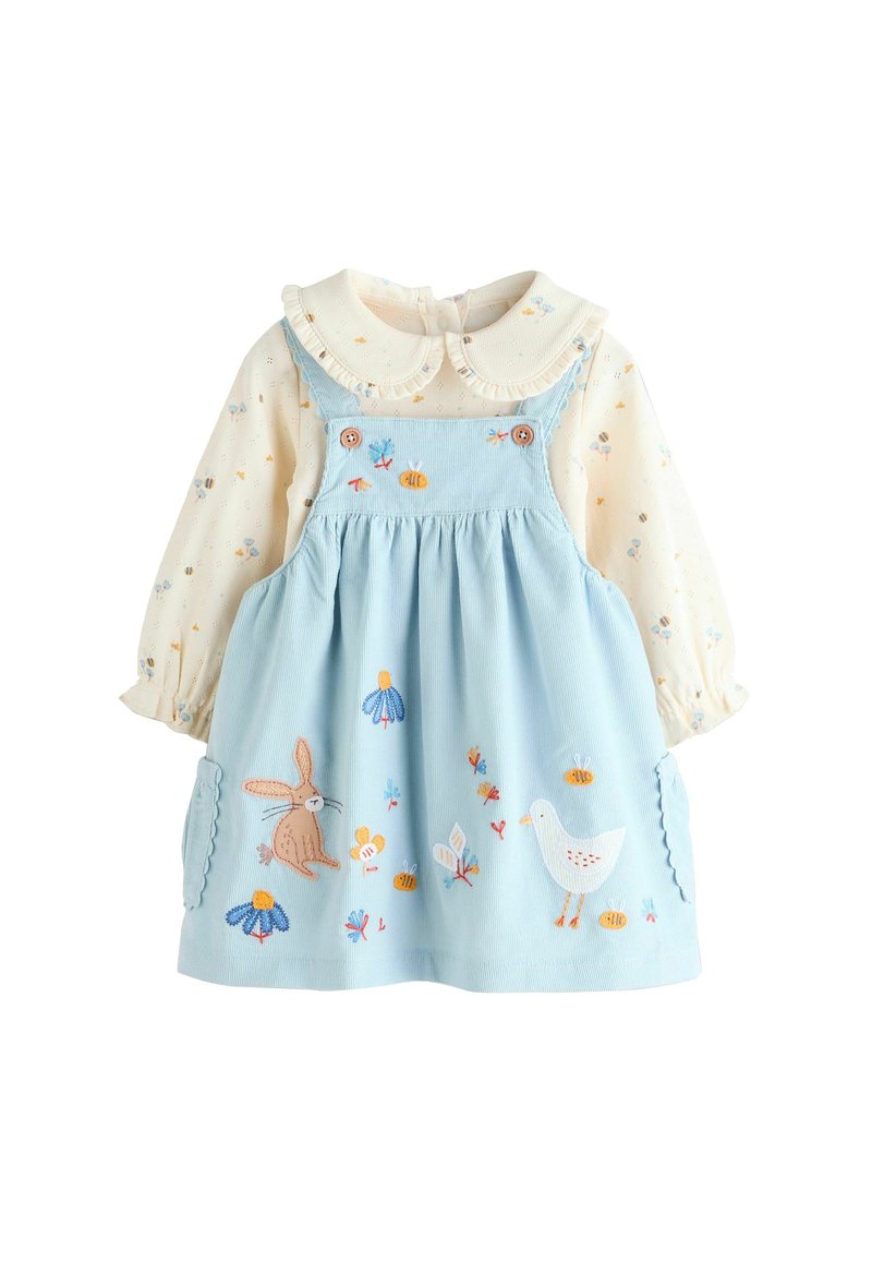 Vestido de pana azul con bordados de conejito, pájaro y flores. Presenta una blusa crema con un cuello con volantes y estampado floral.