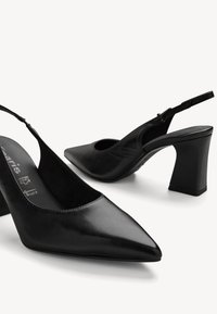 Escarpins à talons hauts en cuir noir avec bride arrière, bout pointu, surface texturée et talon carré épais, dotés d'une bride réglable.
