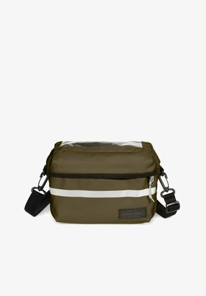 Borsa verde oliva con parte superiore trasparente, zipper nero e striscia riflettente bianca. Dotata di una tracolla nera rimovibile. Realizzata in materiale resistente.