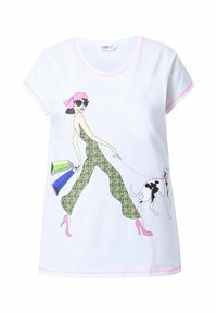 T-shirt bianca con un design stampato che raffigura una figura in tuta leopardata con dettagli rosa, mentre tiene delle borse da shopping e porta a passeggio un cane.