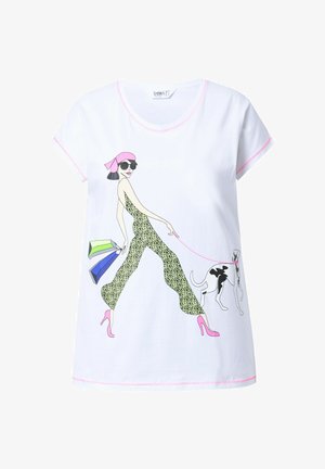 Witte t-shirt met een bedrukte afbeelding van een figuur in een luipaardprint jumpsuit met roze accenten, die shopping tassen vasthoudt en een hond uitlaat.