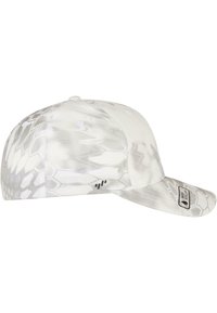 Hvid baseballkasket med slangeskindsdesign, glat stof, buet skygge og et logo på siden. Vandafvisende materiale.
